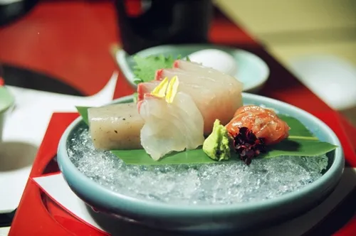 Những miếng sashimi được xếp khéo léo như một tác phẩm nghệ thuật. Ảnh:yunoshimakan.co H6-Onsen-2953-1386729061.jpg