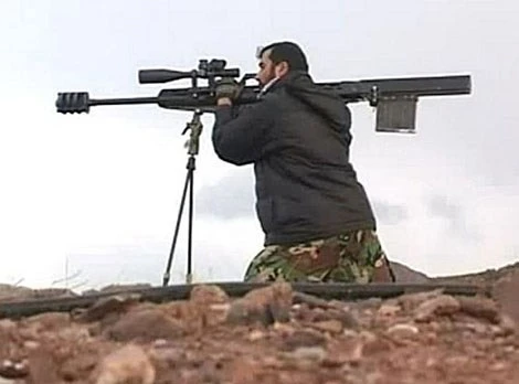 Binh sĩ Iran thử nghiệm súng bắn tỉa hạng nặng Arash.