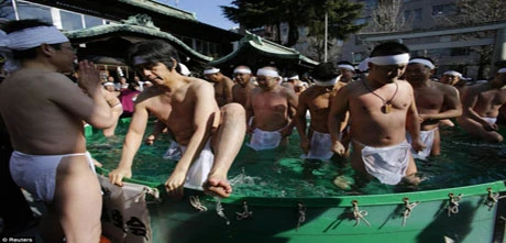 Nhấn mình trong cái lạnh “cắt da cắt thịt”.