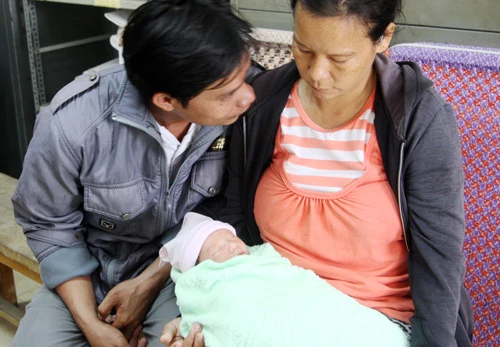 Sáng nay, sản phụ Tâm cùng con trai đã xuất viện về nhà. Ảnh: An Nhơn