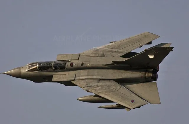 Tornado khi cánh cụp hết cỡ