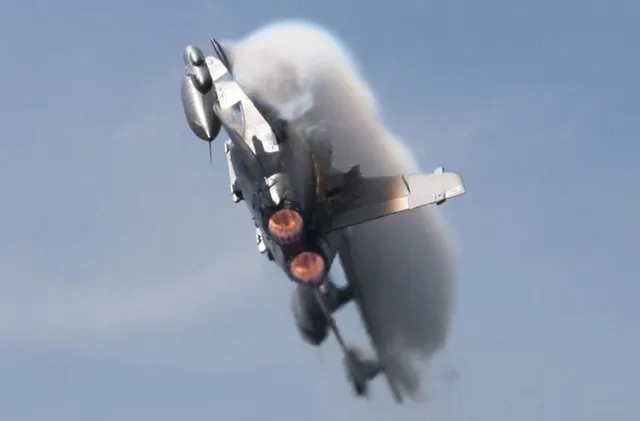 Tornado có vận tốc leo cao đạt 76,7m/s.