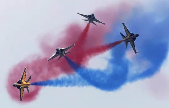 Đội bay “Đại bàng đen” (Black Eagle) của Hàn Quốc trình diễn. Ảnh: REUTERS