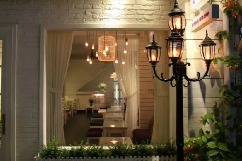 Lựa chọn gam màu trắng và tím nhẹ, cà phê Koneko được thiết kế mộc mạc mà đầy tinh tế, vừa hài hòa nhưng không kém phần lãng mạn mang nét cổ điển của phương Tây. Những bức tranh treo hờ hững trên tường, những chậu hoa nhỏ được đặt bên những khung cửa sổ đầy nắng và gió như mở ra cho thực khách một không gian yên bình đầy tính nghệ thuật. Ngoài cà phê, thực đơn của quán phong phú với những loại thức uống được giới trẻ ưa thích như trà sữa, sinh tố, nước ép, sữa lắc... với mức giá từ 20.000 đến 30.000 đồng. Quán đẹp, mức giá rẻ, nên không ngạc nhiên khi trở thành điểm hẹn ưa thích của sinh viên các trường đại học ở khu vực quận Bình Thạnh.