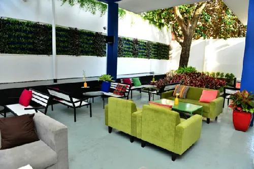 Nằm trong khu đất rộng chừng 500m vuông giữa vùng trũng của những quán cafe sân vườn bậc nhất Sài Gòn, TEE Cafe như đã chấm thêm một dấu rất khác trên bản đồ cafe của giới thưởng ngoạn. Với lối kiến trúc và bố cục trẻ trung kết hợp sự thông minh, đơn giản đến bất ngờ trong từng chi tiết, TEE Cafe tạo cho bạn cảm giác nhẹ nhàng, vừa phải nhưng không kém phần thú vị ở từng góc nhìn. Thật là khó để miêu tả nhiều hơn, TEE Cafe mong muốn các bạn hãy đến thử một lần và cảm nhận theo cách riêng của mình nhé.