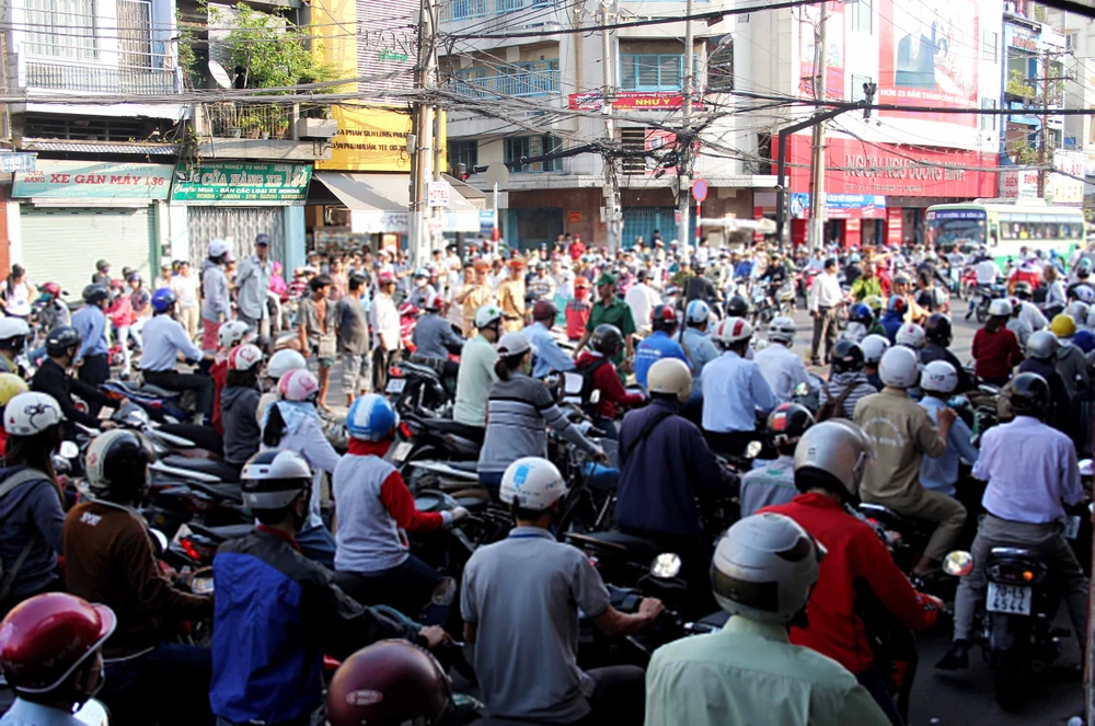 Xe buýt cán chết bé trai 12 tuổi: Mẹ ôm xác con khóc gào giữa phố ảnh 2