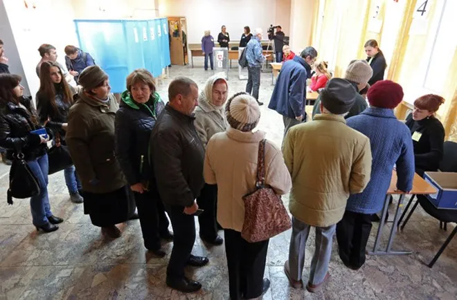 Chùm ảnh cử tri bỏ phiếu ở Crimea ảnh 8