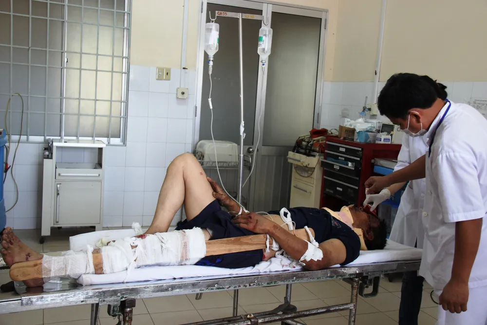 Lật xe trên đèo Khánh Lê, ba người bị thương nặng ảnh 1