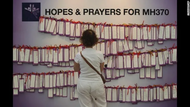 Hình ảnh người thân hành khách MH370 đau đớn khi nghe tin dữ ảnh 11