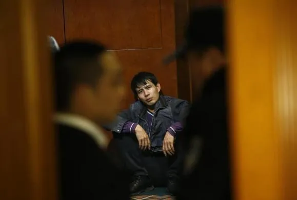 Hình ảnh người thân hành khách MH370 đau đớn khi nghe tin dữ ảnh 13