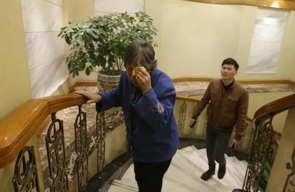 Hình ảnh người thân hành khách MH370 đau đớn khi nghe tin dữ ảnh 14