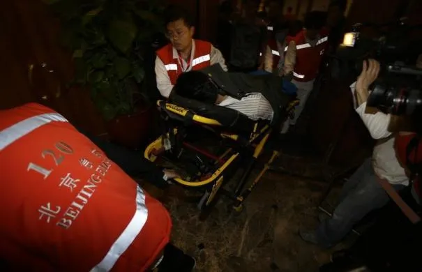 Hình ảnh người thân hành khách MH370 đau đớn khi nghe tin dữ ảnh 15