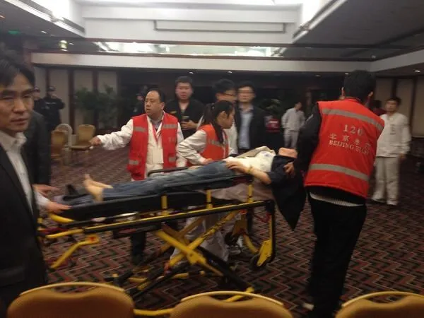 Hình ảnh người thân hành khách MH370 đau đớn khi nghe tin dữ ảnh 16