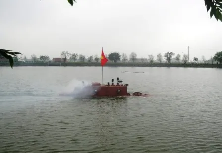Tàu chạy thử nghiệm quanh hồ.
