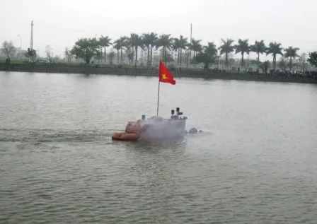 Chùm ảnh Tàu ngầm Trường Sa chạy thử nghiệm trên hồ ảnh 5 Tàu đang chạy thử nghiệm hệ thống bánh lái quanh hồ, chưa thể lặn vì độ sâu hồ không đảm bảo.