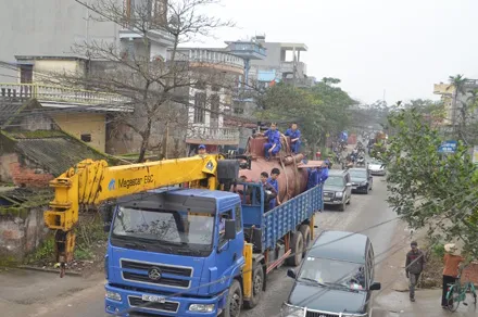 Nhiều người dân tập trung theo dõi buổi chạy thử nghiệm (Ảnh: Nguyễn Dương)