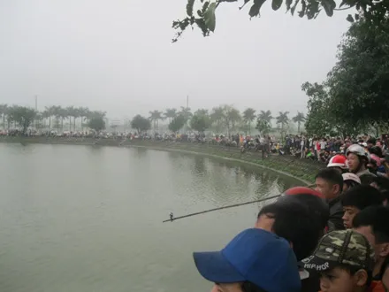 Nhiều người dân tập trung theo dõi buổi chạy thử nghiệm (Ảnh: Nguyễn Dương)