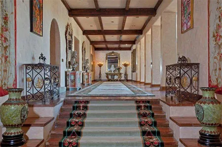 Bên trong nhà, trần nhà cao tới hơn 6,7 m, nội thất tuyệt đẹp.