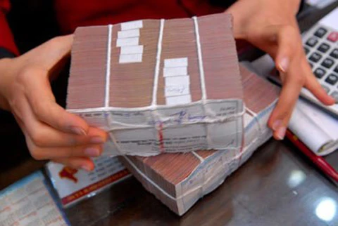 Nhiều nhà đầu tư có thói quen mang theo tiền mặt đi mua chứng khoán