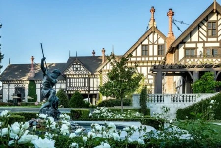 <a href='https://plo.vn/tu-khoa.html?q=tòa nhà' title='Tòa nhà'>Tòa nhà</a> có nhiều tác phẩm điêu khắc trang trí, làm toát lên vẻ qúy tộc