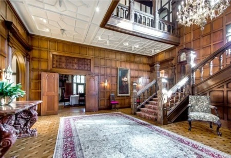 Sảnh chính của tòa nhà vô cùng sang trọng, với trần cao cầu thang gỗ và đèn chùm pha lê