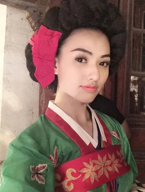 Hồng Quế gây sốt với tạo hình 'Mama Chue' đẹp hớp hồn ảnh 3 Hồng Quế gây sốt với tạo hình 'Mama Chue' đẹp hớp hồn ảnh 3