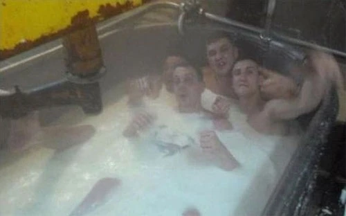 Nhà máy sữa Nga đóng cửa vì công nhân tắm trong… sữa