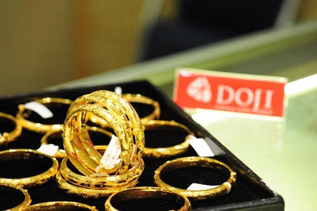 Chênh lệch giá vàng lại nới rộng.