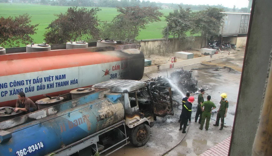 Chập điện hai xe sang chiết dầu bốc cháy dữ dội ảnh 1