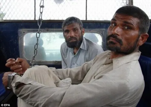 Rùng mình hai kẻ ăn thịt hơn 100 người chết ở nghĩa trang địa phương