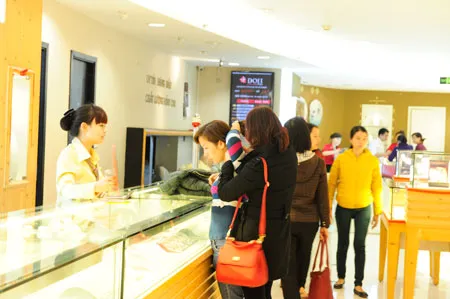 Thị trường vàng trong nước vẫn chênh hơn 2,4 triệu đồng/lượng so với thị trường vàng thế giới.