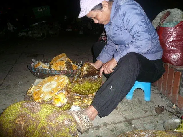 Những trái mít thối được gọt, khoét “tân trang” mất vệ sinh. Những trái mít thối được gọt, khoét “tân trang” mất vệ sinh.