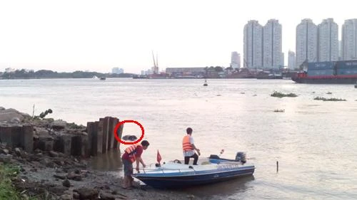 Thi thể <a href='https://plo.vn/tu-khoa.html?q=nạn nhân' title='nạn nhân'>nạn nhân</a> nổi lềnh bềnh trên mặt nước