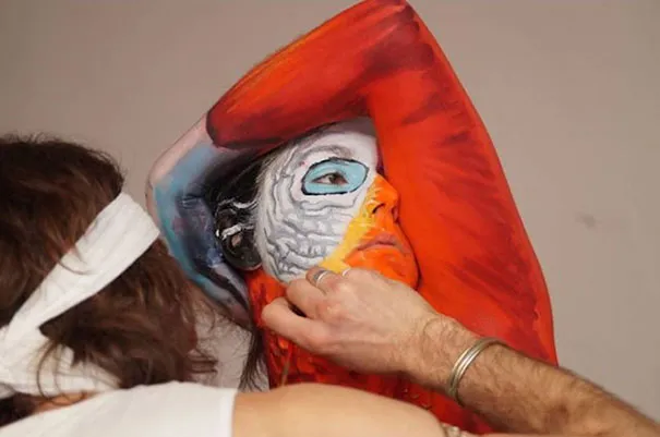 parrot-optical-illusion-body-art-johannes-stoetter-4 Độc đáo nghệ sĩ biến người thành vẹt ảnh 4