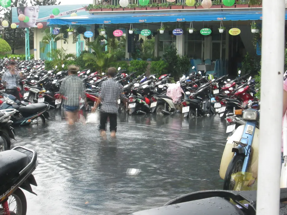 Dân đi chơi lễ bì bõm lội nước ảnh 5