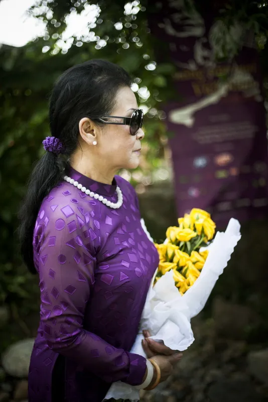 Chùm ảnh ca sĩ Khánh Ly viếng mộ Trịnh Công Sơn ảnh 3