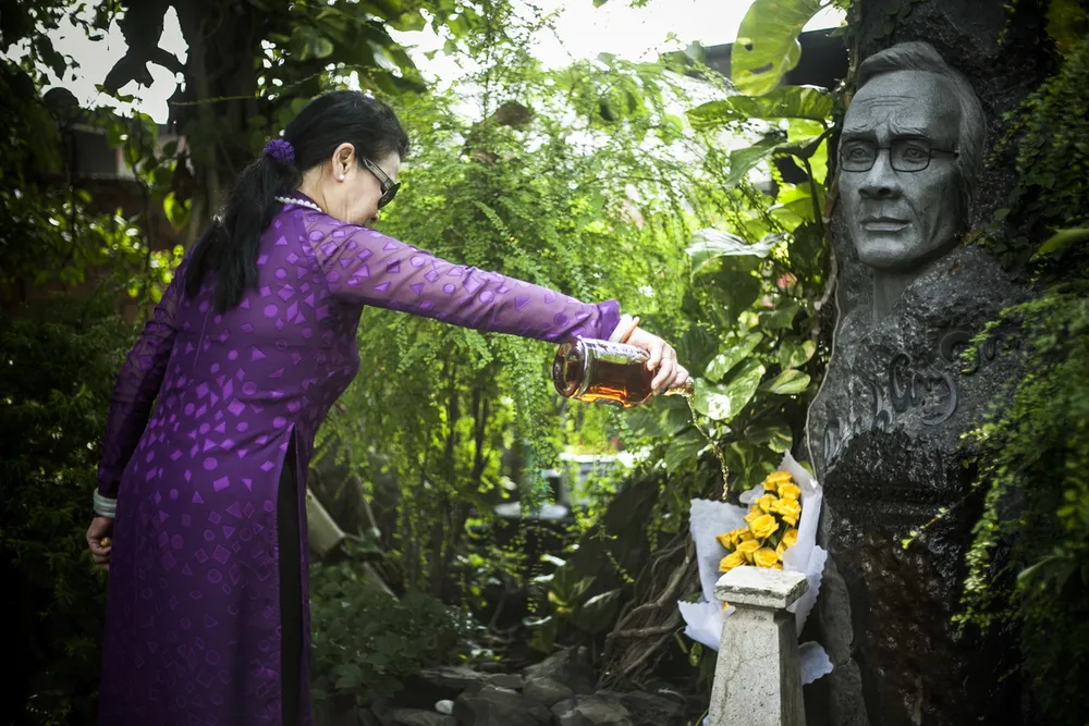 Chùm ảnh ca sĩ Khánh Ly viếng mộ Trịnh Công Sơn ảnh 7