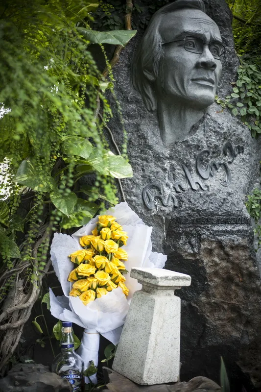 Chùm ảnh ca sĩ Khánh Ly viếng mộ Trịnh Công Sơn ảnh 12