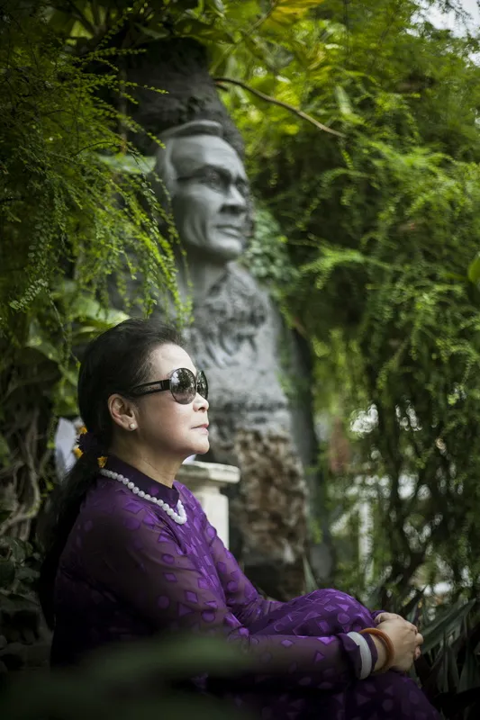 Chùm ảnh ca sĩ Khánh Ly viếng mộ Trịnh Công Sơn ảnh 9