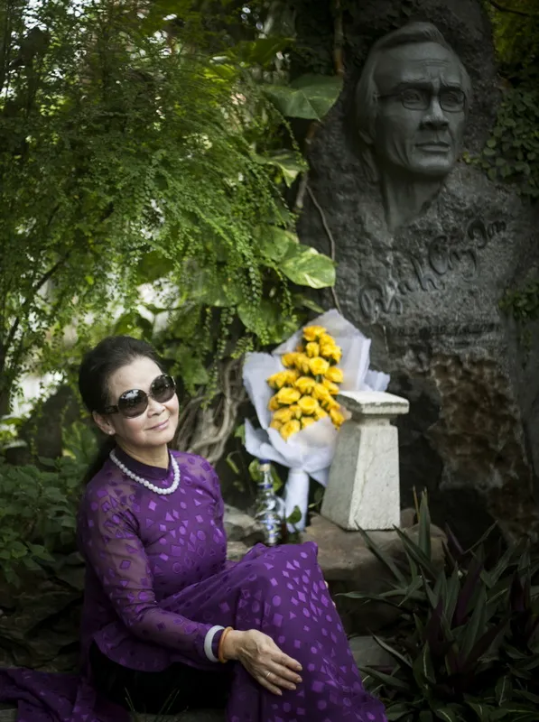 Chùm ảnh ca sĩ Khánh Ly viếng mộ Trịnh Công Sơn ảnh 8