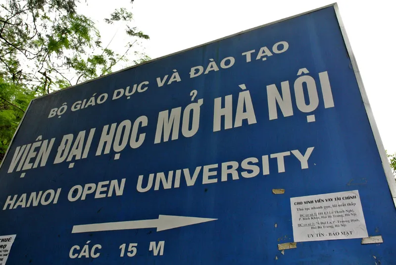 Tín dụng đen: Bao vây cổng trường, tấn công sinh viên ảnh 14 Bảng chỉ dẫn vào Viện ĐH Mở Hà Nội thật tiện lợi cho quảng cáo tín dụng đen.