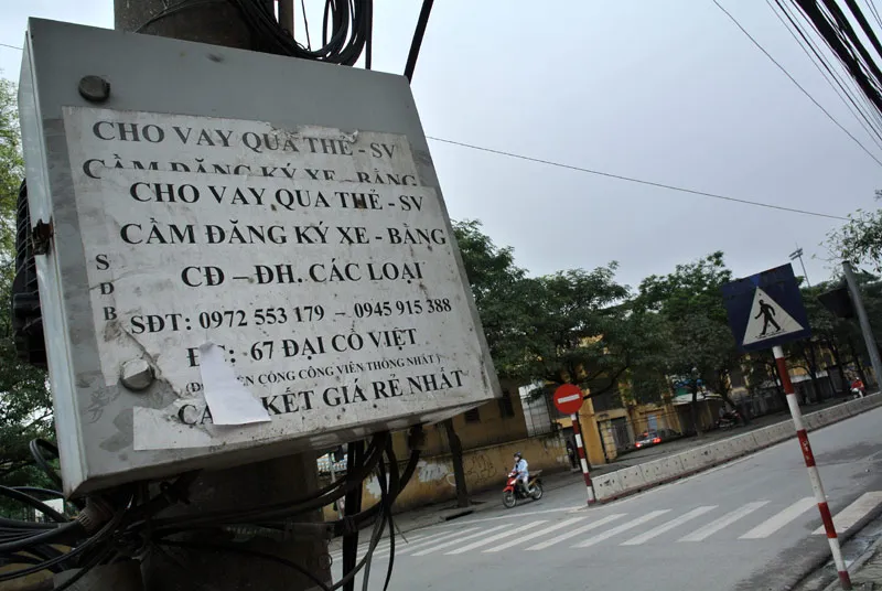 Tín dụng đen: Bao vây cổng trường, tấn công sinh viên ảnh 7 Tất cả quảng cáo tín dụng đen quanh các trường ĐH đều ghi rõ đối tượng cho vay là sinh viên.