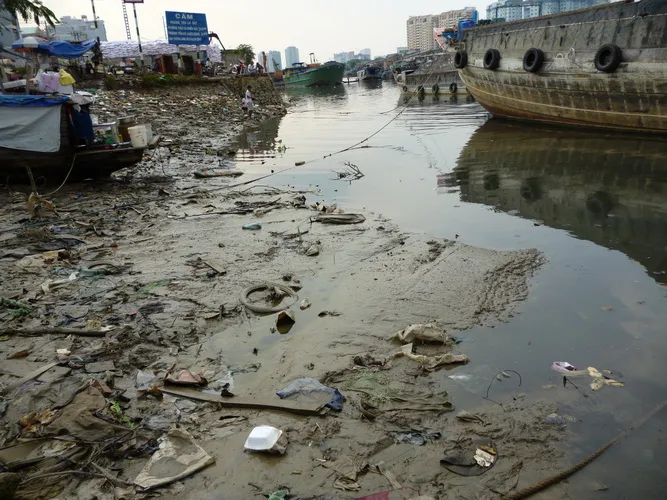 Những dòng kênh đen trong lòng thành phố ảnh 3