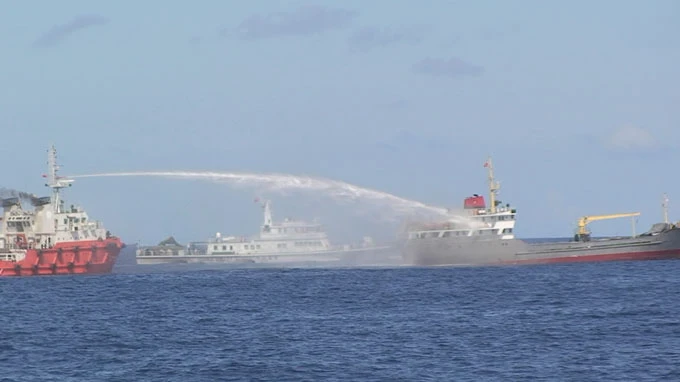 Chùm ảnh tàu Trung Quốc hung hăng đâm rách tàu Việt Nam ảnh 6