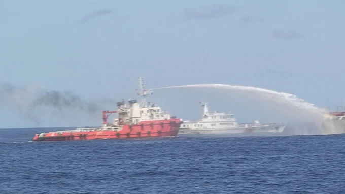 Chùm ảnh tàu Trung Quốc hung hăng đâm rách tàu Việt Nam ảnh 7