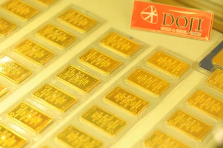 Giá vàng đồng loạt “lao dốc” ảnh 1