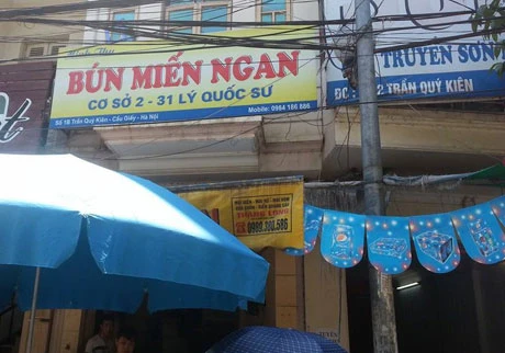 Chủ quán bún cũng không hay biết tương ớt có dòi ở quán của mình mang nhãn hiệu gì