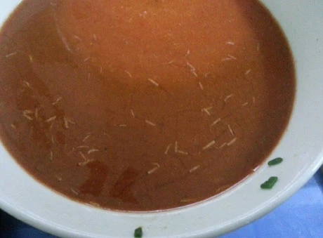 Ròi bò lúc nhúc trong tương ớt ở quán bún khiến anh Huy kinh hãi