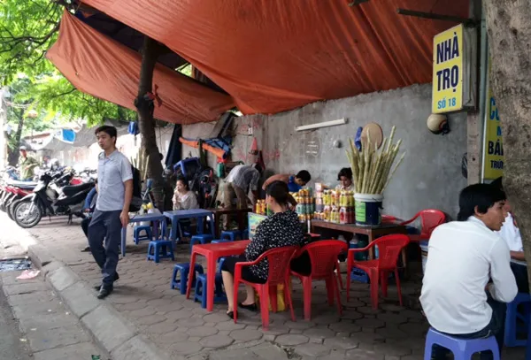 Nắng nóng, chủ quán nước vỉa hè tại các bến xe thi nhau chặt chém khách (ảnh B.H)