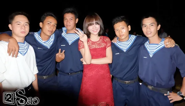 Mỹ Tâm, Văn Mai Hương ra tận đảo hát cổ vũ các chiến sĩ Hải quân ảnh 4
